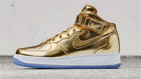 neue gold nike schuhe|gold Nike's sneakers.